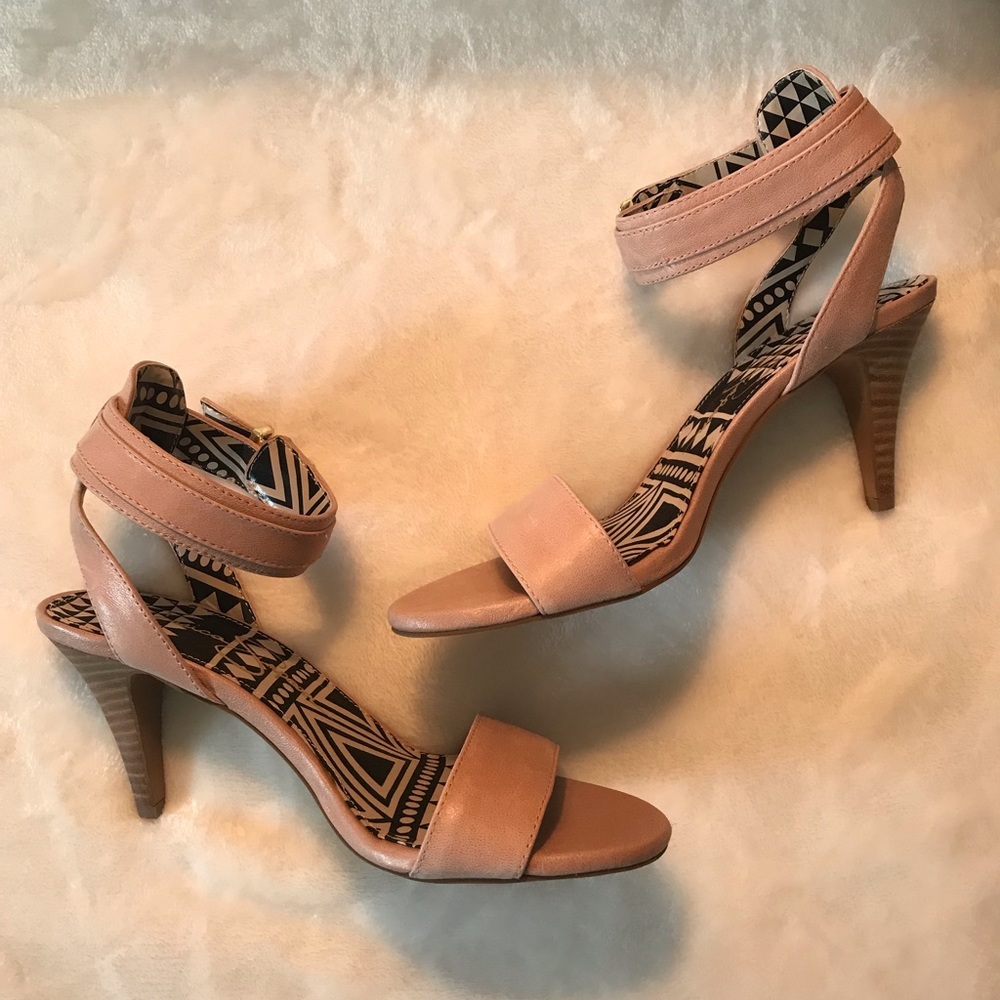 Georgeous Jessica Simpson ankle-strap summer heels, size 7.
